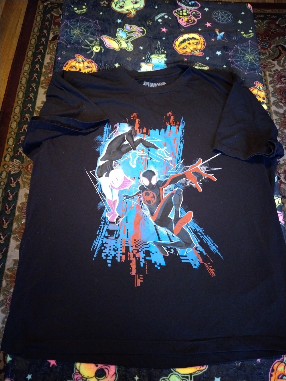 Spiderman - Across The Spiderverse - Black Shirt - Spidergwen Size 2XB 2XG 2TG